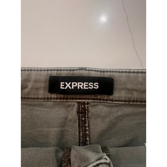 Express Pleated Mom Shorts High Waisted Stretch Green Pockets SZ 10 EUC - Picture 3 of 6